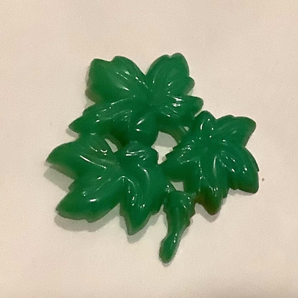 Circa 1950- 1960 Vintage plastic green leaf  brooch